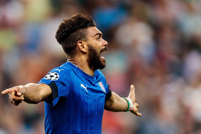 Al Hilal Soudani | ''Vem, da so ljudje na počitnicah, uživajo ob morju. Tisti, ki so v Mariboru, pa verjamem, da bodo prišli v velikem številu in nam bodo v podporo. Potrebujemo navijače, da nas priganjajo naprej, ob tem pa tudi tekmec občuti pritisk našega stadiona," poziva Soudani navijače Maribora, da zvečer napolnijo v Ljudski vrt.  | Foto Sportida