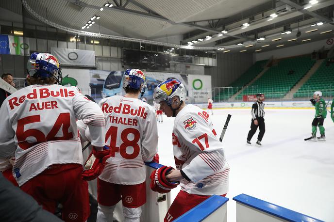 HK Olimpija : Red Bull Salzburg | Olimpija je na domačem ledu priznala premoč prvakom iz Salzburga. Po odstopu Mitje Šivica je zmaje vodil Matic Kralj. | Foto Domen Bratun/Sportida