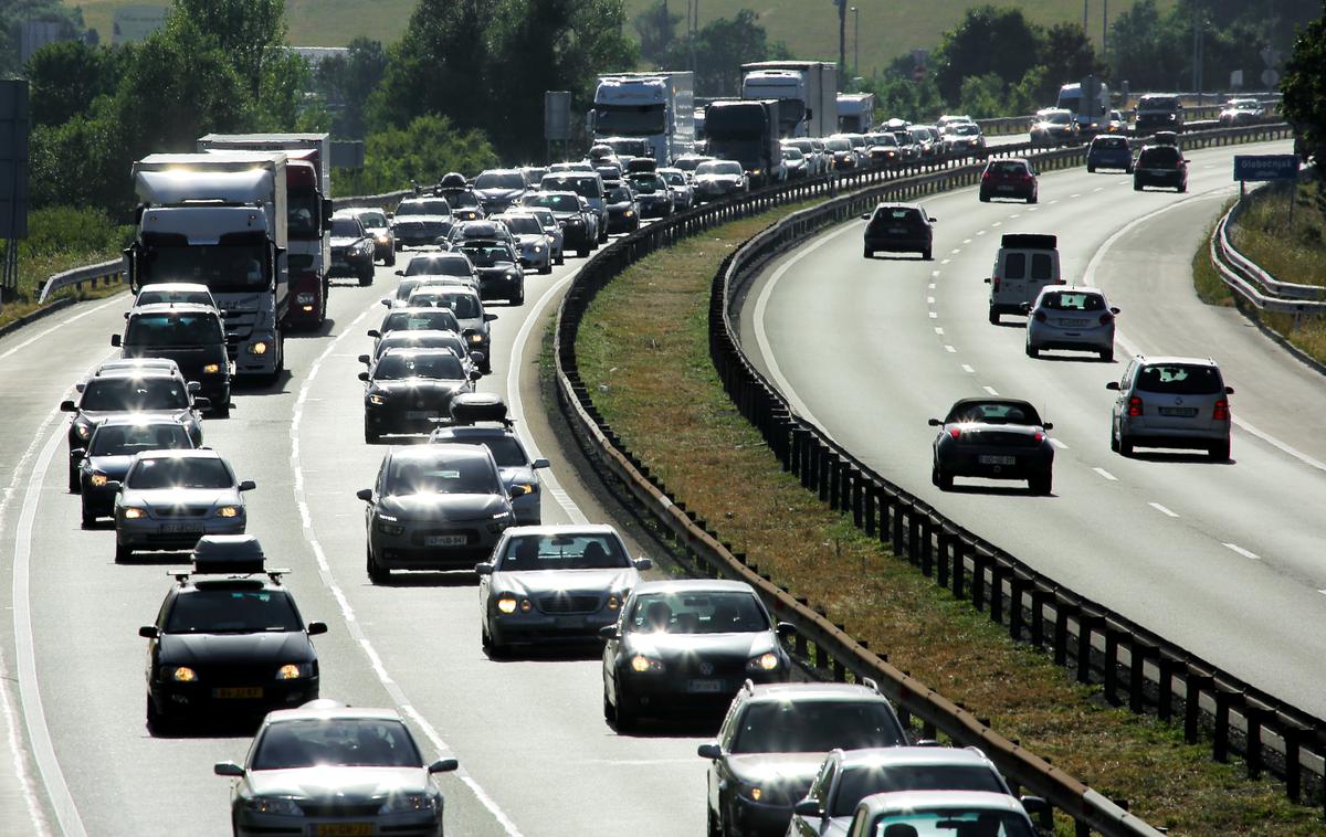 zastoj, avtocesta | Binkoštni ponedeljek je praznik tudi na Madžarskem in v večjem delu Švice, zato mnogi odhajajo na podaljšani vikend na morje, vračali pa se bodo večinoma v ponedeljek in v torek, zato bodo zastoji tudi takrat. | Foto Daniel Novakovič/STA