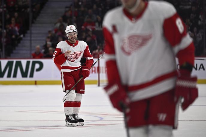 Alex DeBrincat Detroit Red Wings | Hokejisti Detroit Red Wings so kot prerojeni vstopili v novo sezono severnoameriške lige NHL. Sinoči so zmagali že petič zapored.  | Foto Guliverimage