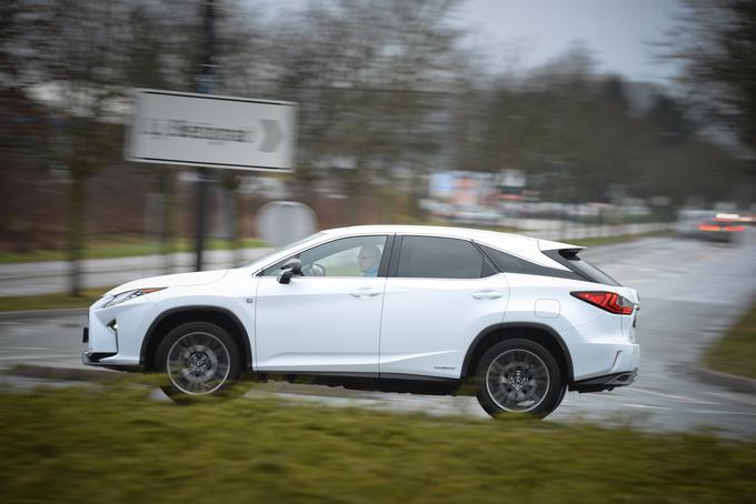 Oprema F-sport v resnici bolj posega v krepitev vizualne kot pa vozniške dinamike. A aluminijaste stopalke, spremenljiva podoba podatkovnega oblaka merilnikov, ki malce spominjajo na superšportnika LFA, in 20-palčna kolesa z gumami 235/55 R20 okrepijo RX-ov nastop.  | Foto: Ciril Komotar