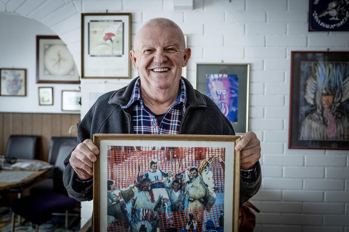 Kurenti, med njimi tudi Jože Gašperšič, so leta 1988 na zimskih olimpijskih igrah v Calgaryju visoko v zrak dvignili srebrno Matejo Svet.  | Foto: Ana Kovač