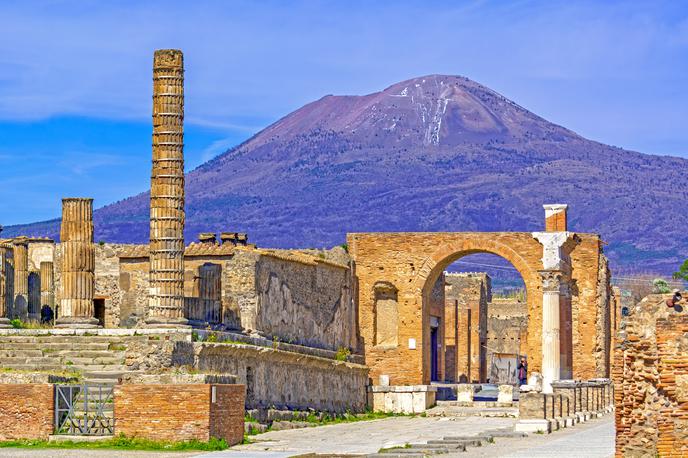 Pompeji | Britancu niso bili dovolj spomini, ki bi jih s hčerama po obisku Pompejev odnesli s seboj. Svoj obisk so želeli še ovekovečiti. | Foto Shutterstock