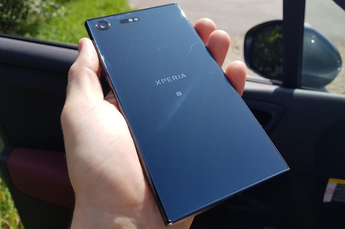 Pametni telefon Sony Xperia XZ Premium še z zadnje strani.  | Foto: Matic Tomšič