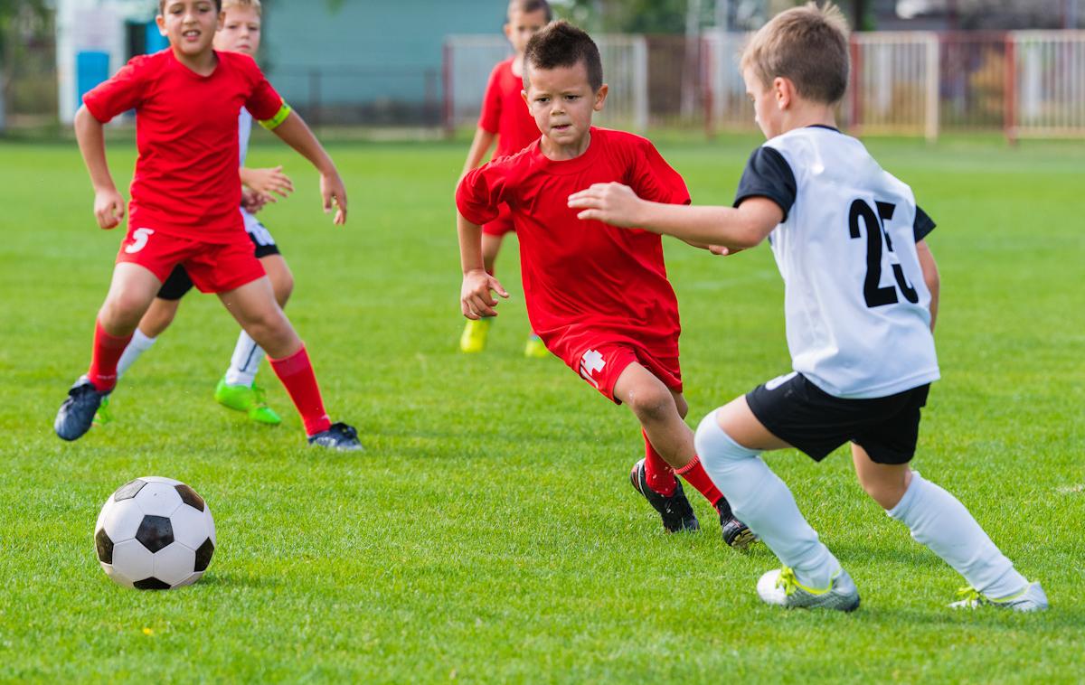 nogomet otroci | Na otroškem nogometnem turnirju se je spor sprevrgel v pretep z grožnjami. | Foto Shutterstock