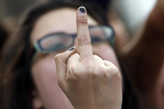 sredinec | Iztegnjen sredinec je kršitev javnega reda in miru ter nedostojno vedenje. Gre za prekršek, zaradi katerega bo vaša denarnica takoj veliko lažja. | Foto Reuters