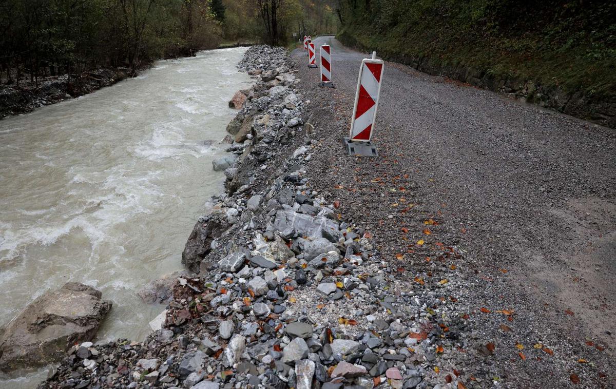 Podbrdo, reka Bača | Pogodbe med državo in koncesionarji za urejanje vodotokov so bile sicer podpisane pred nastopom tretje vlade Janeza Janše, vendar naj bi takoj po prevzemu oblasti s strani koalicije SDS-NSi-SMC prišlo do povišanja vrednosti pogodb. Za to naj bi bil odgovoren tedanji resorni minister Andrej Vizjak. | Foto STA