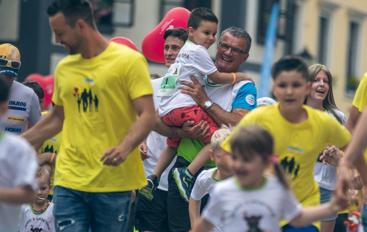 tek junakov 3. nadstropja Ivo Čarman | Nekdanji olimpijec Ivo Čarman, njegova žena Valerija in Urška Kolenc so danes z ekipo požrtvovalnih sodelavcev in številnimi vrhunskimi športniki ter predsednikom Borutom Pahorjem izvedli tek, kot ga v Sloveniji še ni bilo. Udeležili so se ga namreč otroci, ki se zdravijo zaradi raka ali pa so bolezen že premagali. Na fotografiji: Čarman z malim Štefanom v naročju, ki bi zaradi kemoterapije težko tekel. | Foto Matic Ritonja/Sportida