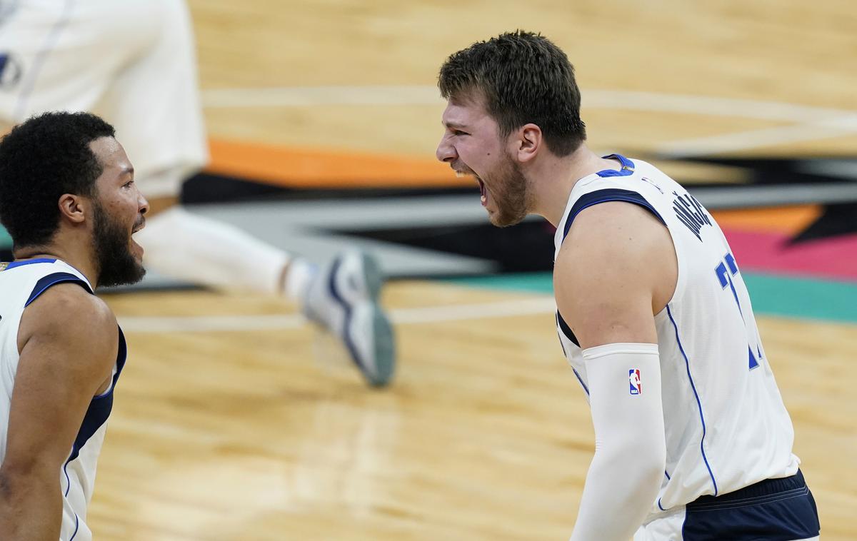 Luka Dončić | Luka Dončić in Jalen Brunson sta naredila ključen del ob koncu tekme s San Antonio Spurs. | Foto Guliverimage