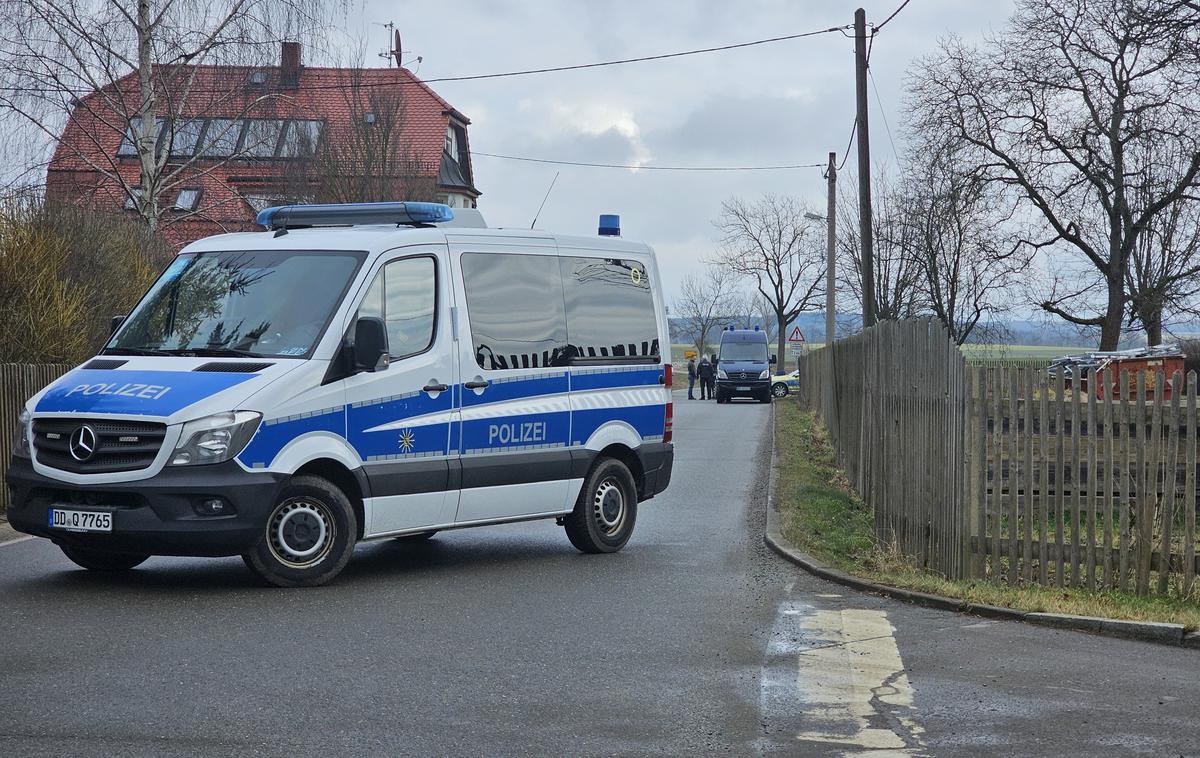 Nemčija Neumark - najdba trupel | Policija preiskuje kraj, kjer so našli tri trupla.  | Foto Guliverimage