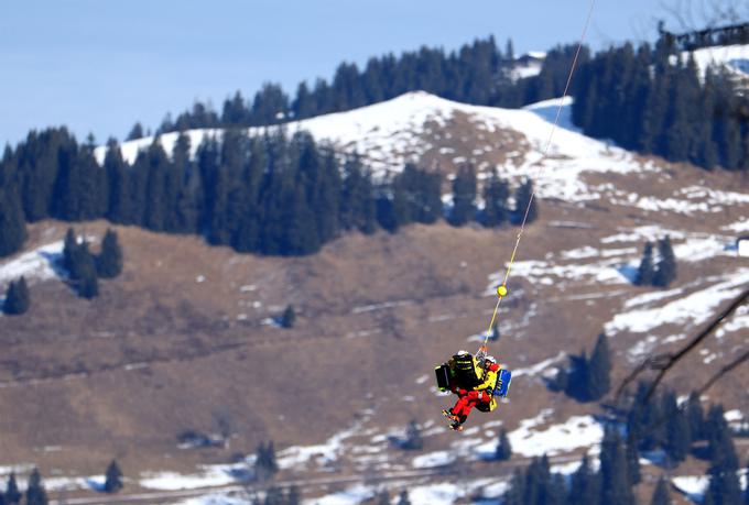 Alexisa Pinturaulta so po grdem padcu s prizorišča odpeljali s helikopterjem.  | Foto: Reuters