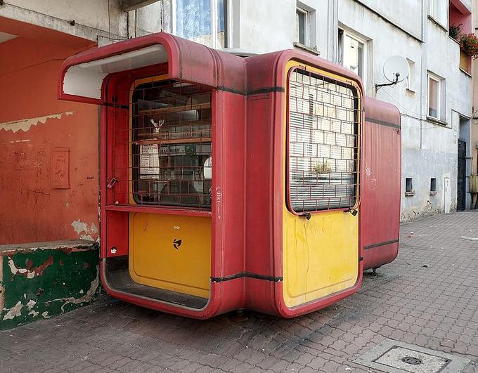 Legendarni kiosk K67, ki ga je zasnoval slovenski oblikovalec in arhitekt Saša Mächtig. | Foto: Judanev, CC 3.0, Wikimedia