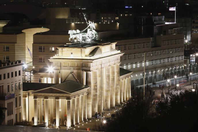 Vohunjenje | Nemčija je imela tudi s pomočjo ameriških obveščevalcev v zavezništvu Maximator pomembno vlogo. V ospredju Brandenburška vrata, eden od zaščitnih znakov nemške prestolnice Berlin, v ozadju veleposlaništvo ZDA v Nemčiji. | Foto Reuters