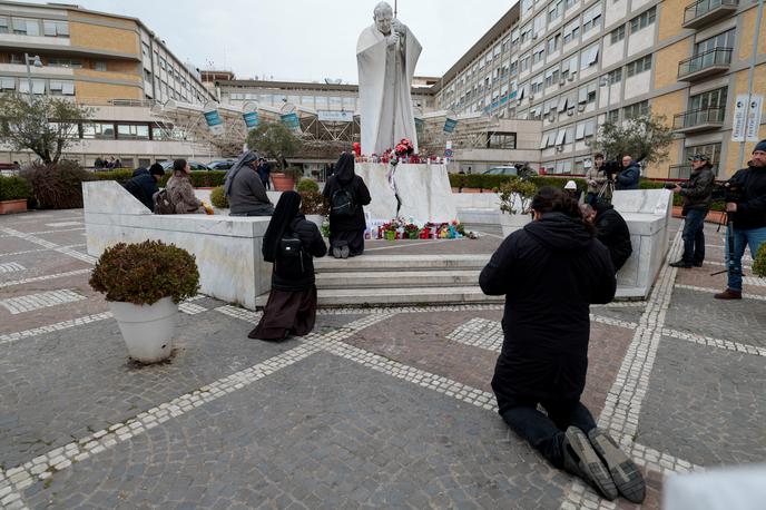 bolnišnica Gemelli, Rim, papež Frančišek v bolnišnici | Zdravstveno stanje svetega očeta se v zadnjem času izboljšuje. | Foto Reuters