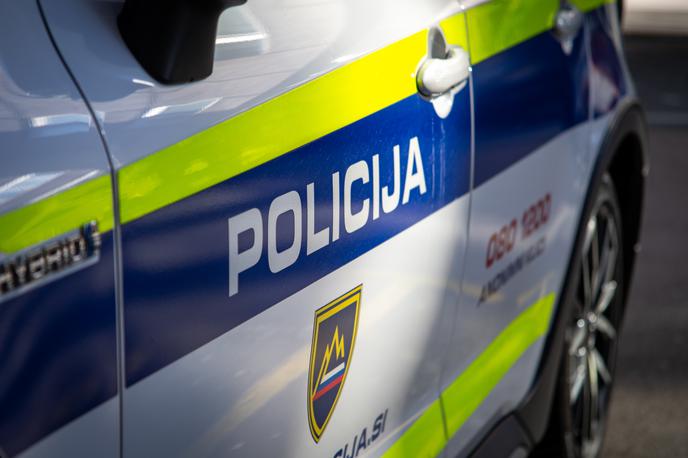 Slovenska policija | Policistom je v soboto ponoči uspelo ujeti tudi 19-letnika, ki naj bi vlomil v paketomat na območju Črnuč. Ujeli so ga, potem ko so nanj opozorili občani. Z zbiranjem obvestil so ugotovili, da naj bi pred prijetjem vlomil v šest predalov paketomata in povzročil za okoli tisoč evrov škode. | Foto Mija Debevec Doničar