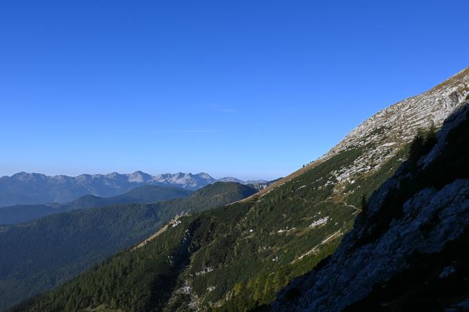 Pogled s Studorskega prevala proti Bohinju in južnim pobočjem Tosca | Foto: Matej Podgoršek