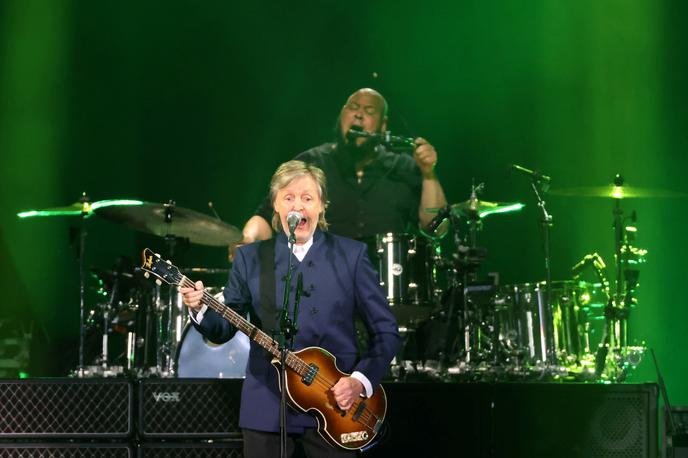 Paul McCartney | "Z malo pomoči naših prijateljev – od oboževalcev in glasbenikov do zbirateljev in glasbenih trgovin – lahko bas vrnemo tja, kamor je nekoč spadal," je trojica zapisala na spletni strani. In še: "Paul McCartney nam je v zadnjih 62 letih dal tako veliko. Projekt Izgubljeni bas je naša priložnost, da mu nekaj vrnemo." (Na fotografiji Paul McCartney na koncertu leta 2022 v Inglewoodu v Kaliforniji.) | Foto Reuters