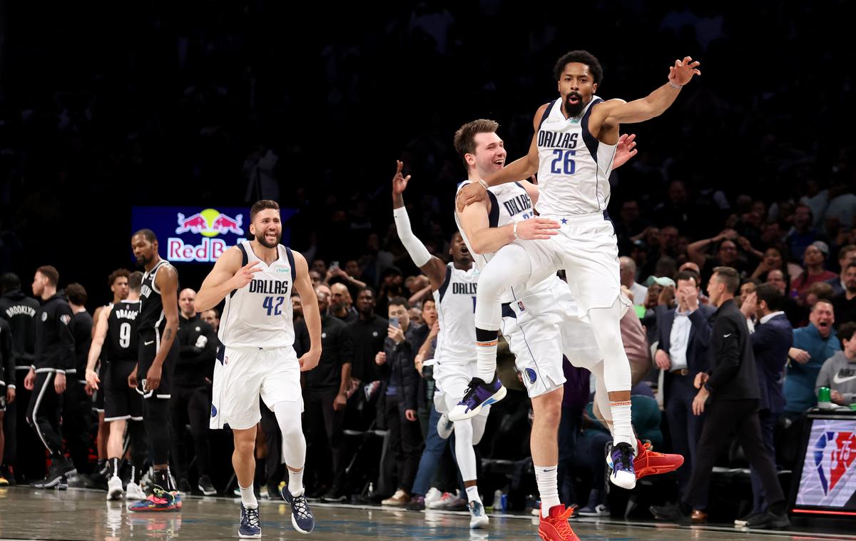 Spencer Dinwiddie Luka Dončić | Luka Dončić in Goran Dragić sta se pomerila drug z drugim, po koncu pa se je veselil mlajši Luka. | Foto Reuters