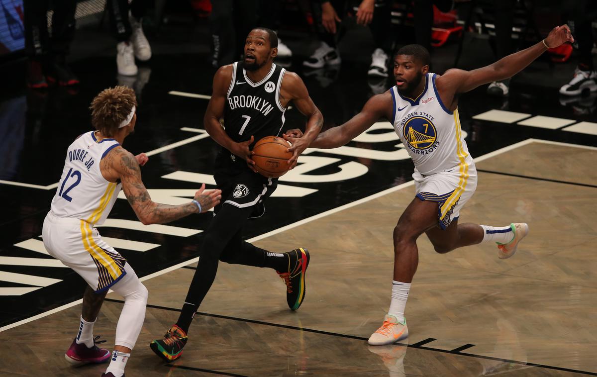 Kevin Durant | Kevin Durant je po dolgih 18 mesecih odsotnosti zaradi poškodbe ahilove tetive spet pripravljen za vse napore, ki jih prinaša liga NBA. Na tekmi proti svoji nekdanji ekipi Golden State Warriors je igralec Brooklyna dosegel 22 točk, pet skokov in tri asistence.  | Foto Reuters