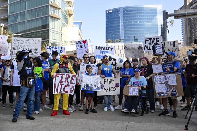 Protest navijačev Luke Dončića v Dallasu | Pred dvorano American Airlines v Dallasu so navijači Luke Dončića protestirajo prodi generalnemu direktorju moštva Mavericks. | Foto Guliverimage