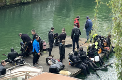 Potapljači iz Ljubljanice potegnili za približno tono odpadkov #foto