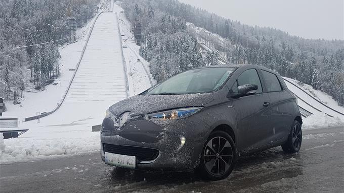 Električni zoe pod letalnico v Planici. | Foto: Gregor Pavšič