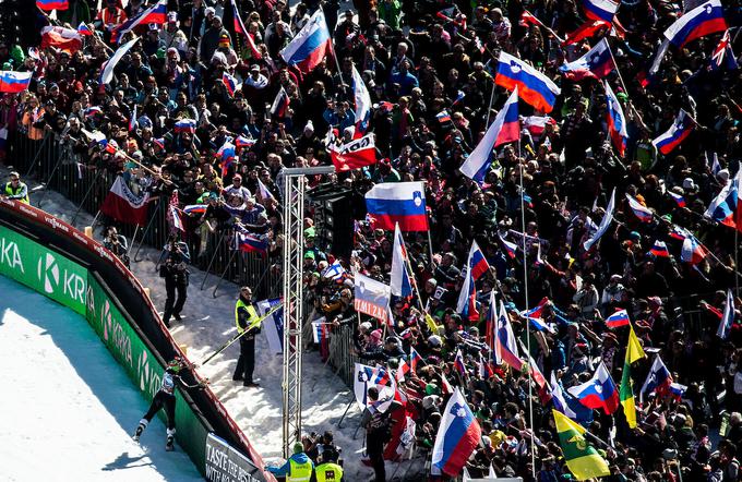 Opremo je pometal med navdušene navijače, ki so njegovo slovo pospremili z dolgim aplavzom. | Foto: Vid Ponikvar