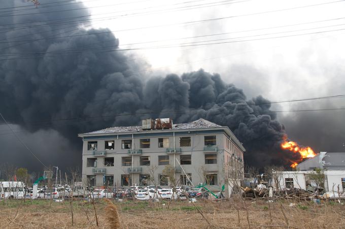 O okenskih šipah in kovinskih garažnih vratih, ki jih je dobesedno odneslo s hiš, so poročali tudi 2,5 kilometra od kraja nesreče. | Foto: Reuters