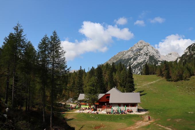 Koča na Zelenici, kjer se lahko okrepčamo, in Vrtača desno zgoraj. | Foto: Matej Podgoršek