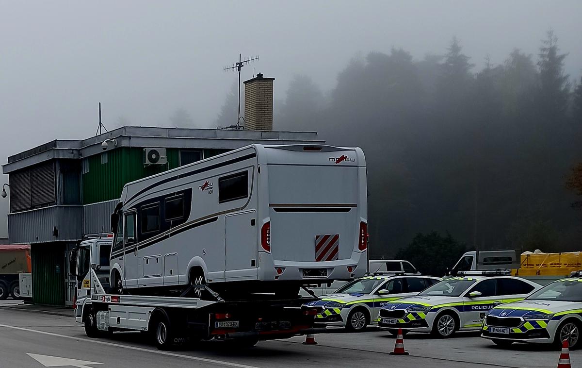 prikolica | Iz prometa so policisti izločili šest vozil.  | Foto PU Kranj