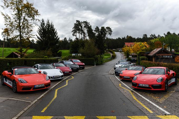 Boxster je najmanjši in najcenejši v Porschejevi ponudbi, a se dobro založeni primerki cenovno že približajo legendarni 911, zato se kar nekaj kupcev raje odloči za nakup večjega in nekoliko bolj prepoznavnega modela. | Foto: Gašper Pirman