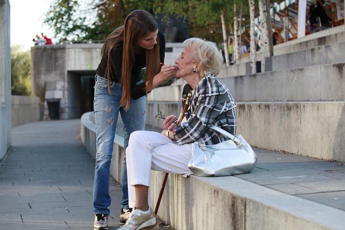 Še zadnji kozmetični popravki pred fotografiranjem. | Foto: Urška Košir