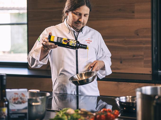 Chef Gregor Vračko ustvarja kulinarične mojstrovine tudi pod znamko SPAR Premium, ki jo najdete v Sparu. | Foto: SPAR