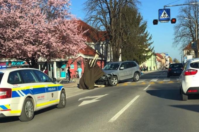 BMW X5 se je ustavil sredi ceste, na pokrovu motorja pa je imel velik senčnik, ki ga je odpeljal s terase lokala na drugi strani ulice. | Foto: Matic Tomšič