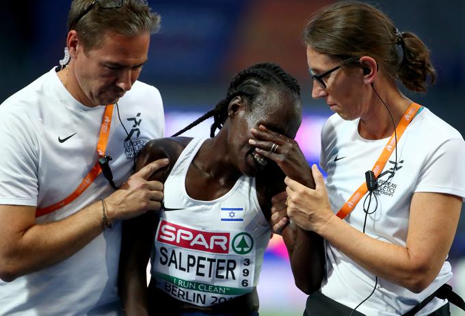 Lonah Chemtai Salpeter je mislila, da je že v cilju, a se je motila. | Foto: Reuters