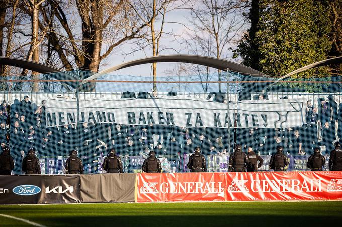 V Mursko Soboto se je odpravilo ogromno privržencev Maribora. | Foto: Jure Banfi/alesfevzer.com