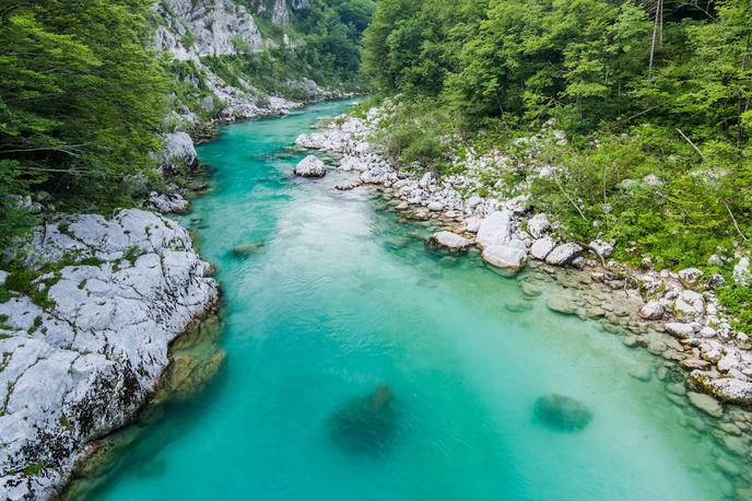 soča reka narava | Okoliščine nesreče, v kateri je glede na sedanje podatke umrl tuj državljan, policija v tem trenutku še preiskuje, zbira dodatna obvestila in opravlja druga nujna preiskovalna dejanja. Več podrobnosti o nesreči bodo javnosti lahko posredovali po koncu preiskave, so še dodali. | Foto Shutterstock