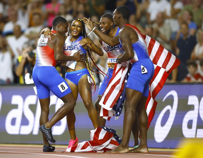 Ameriški štafeti sta pobrali še dve zlati odličji. | Foto: Reuters