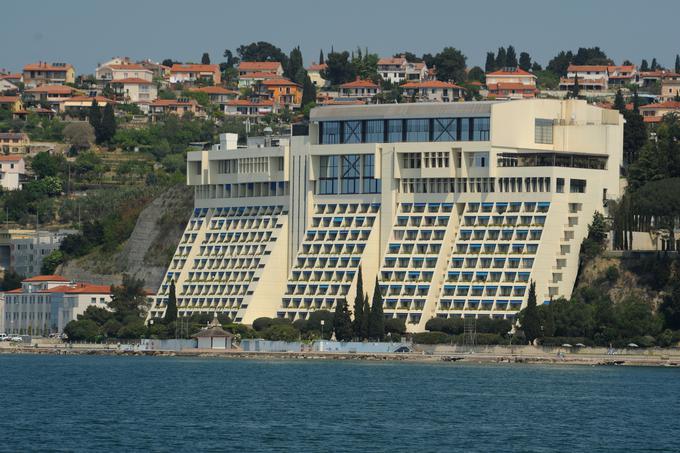 Grand hotel Bernardin se je v zadnjih letih kljub staranju infrastrukture obdržal v petzvezdični kategoriji, sklenitev reprograma pa zdaj vodstvu podjetja odpira pot za večjo prenovo. | Foto: Bor Slana