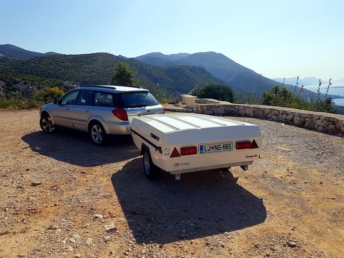 Danci za popolno potovalno-bivalno izkušnjo ponujajo tudi precej širok nabor dodatne opreme. Od nosilcev za koles, zaščitnih ponjav, dodatnih transportnih zabojev pa do luči v šotoru, sončnih nadstreškov oziroma tend, prezračevalnih odprtin, obešalnikov in celo dodatne sobe v predprostoru. Precej po lastnih željah si je torej mogoče opremiti tak hibrid med šotorom in počitniško prikolico. | Foto: Klemen Korenjak