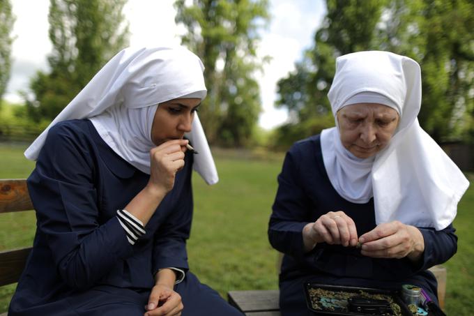 Nuni, ki sta tudi podpornici legalizacije uživanja marihuane v rekreativne namene, si v Kaliforniji prižigata tako imenovani 'džojnt', april 2017. | Foto: Reuters