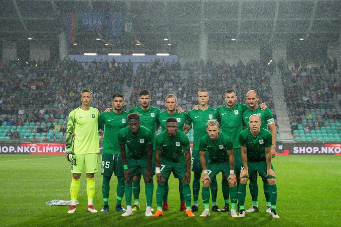 Olimpija je prvo evropsko tekmo leta 2018 v deževnih Stožicah začela v postavi Ivačič, Bagnack, Gajić, Zarifović, Štiglec, Putinčanin, Tomić, Avramovski, Kronaveter, Savić in Issah. | Foto: Urban Urbanc/Sportida