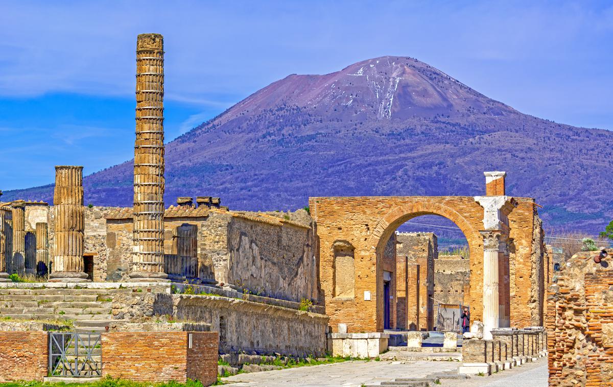 Pompeji | Britancu niso bili dovolj spomini, ki bi jih s hčerama po obisku Pompejev odnesli s seboj. Svoj obisk so želeli še ovekovečiti. | Foto Shutterstock