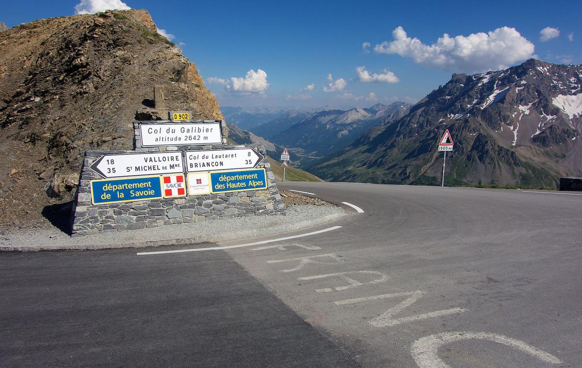 Col du Galibier | Točka na vrhu prelaza, ki se nahaja na nadmorski višini 2.642 metrov. | Foto Wikimedia Commons