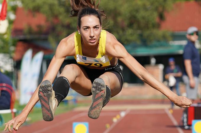 Eva Pepelnak je le za devetnajst centimetrov zgrešila osebni rekord. | Foto: www.alesfevzer.com