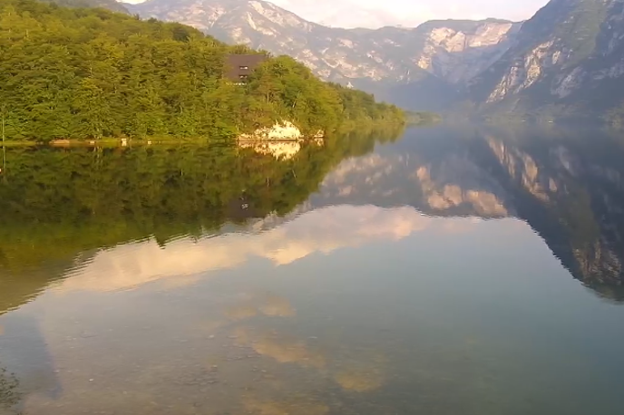 Bohinjsko jezero | Petek bo sončen, najvišje dnevne temperature bodo od 24 do 29 stopinj Celzija. | Foto zajem zaslona