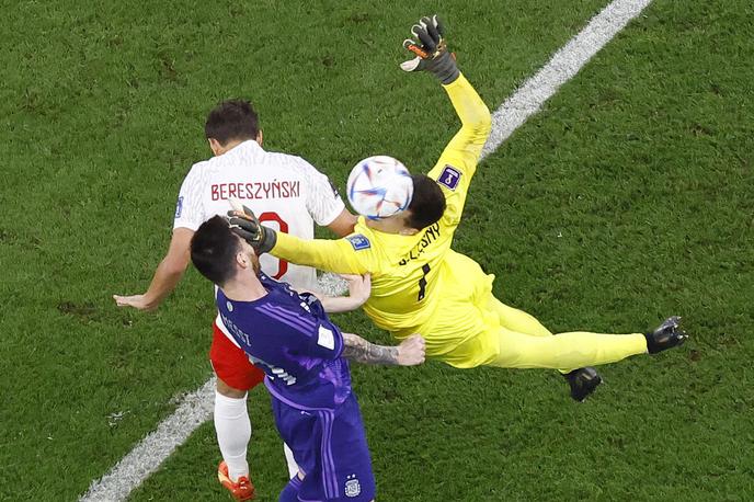 SP Argentina Poljska Messi Szczesny | Poljski vratar Wojciech Szczesny je pred dosojeno enajstmetrovko v 39. minuti tekme med Poljsko in Argentino z Lionelom Messijem stavil, da se bo sodnik odločil drugače.  | Foto Reuters