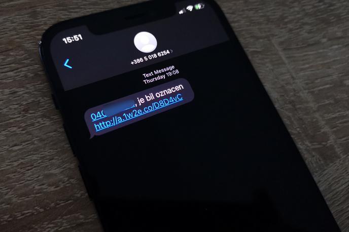 Nevarno sporočilo | Goljufi svoje žrtve h kliku na povezavo v sporočilu SMS pogosto poskusijo pripravili z obvestilom, da so prejeli fotografijo ali da jih je nekdo označil. To velja tudi za primer sporočila, ki smo ga dobili mi. | Foto Matic Tomšič