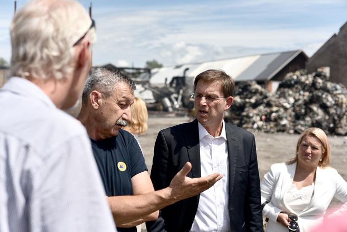 Premier Miro Cerar je pohvalil usklajenost vladnih služb in ustanov, katerih delo je bilo koordinirano takoj ob začetku požara. Prizadete v požaru v Zalogu bodo v prihodnjih dneh obvestili o vsem pomembnem, je še dejal. | Foto: STA ,