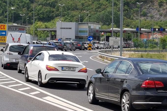 Na mejah se je že začela gneča, ki jo pripisujejo prvemu letošnjemu počitniškemu valu turistov.  | Foto: Reuters